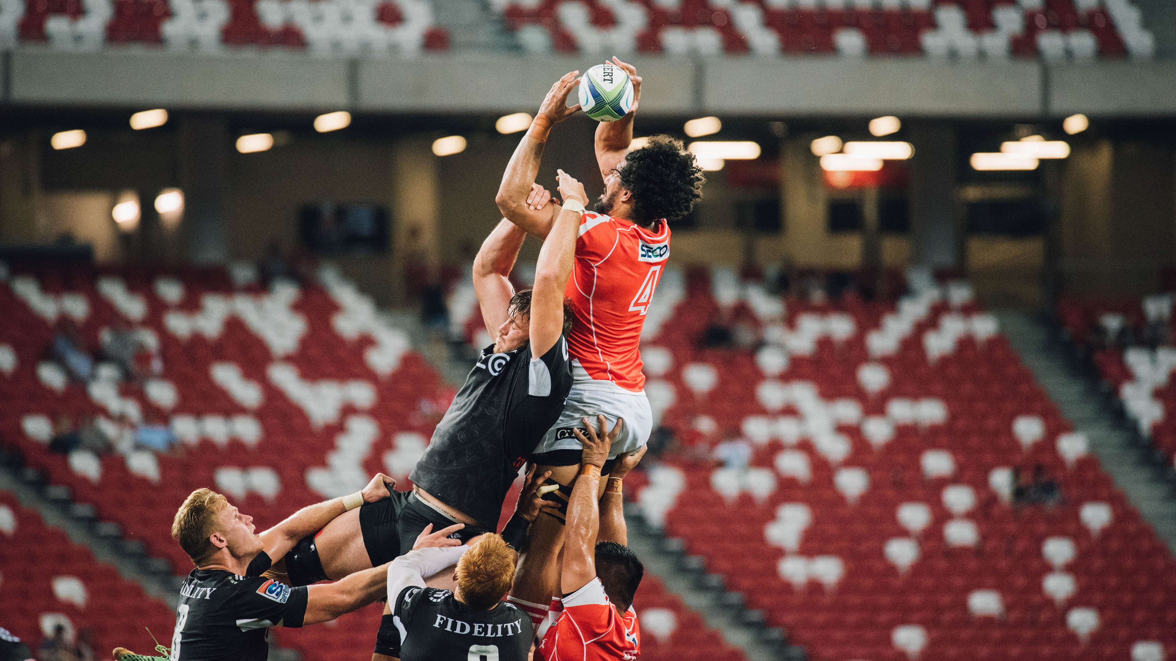 _赛后盛宴：运动员互动与粉丝大合影_，运动员合照